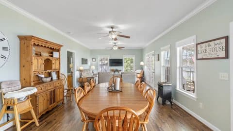 Leisure Lake Escape Dining area