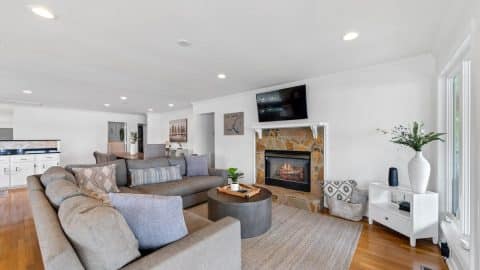 Panoramic Point Living room