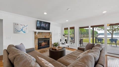 Panoramic Point Living room