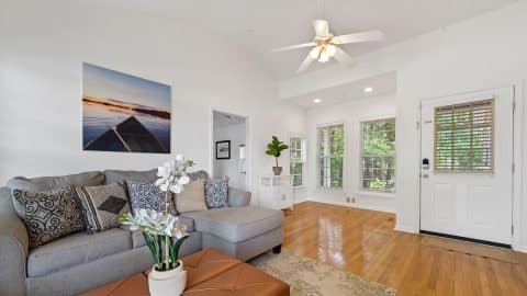 Panoramic Point Living room