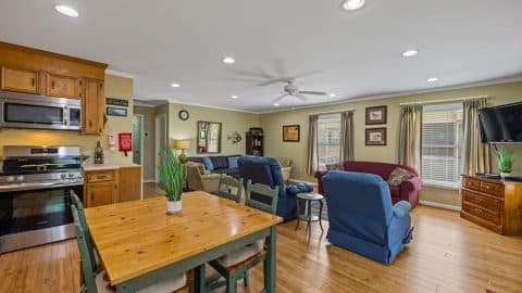 Lakeside Bungalow Dining area