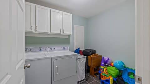 Lakeside Bungalow Laundry area