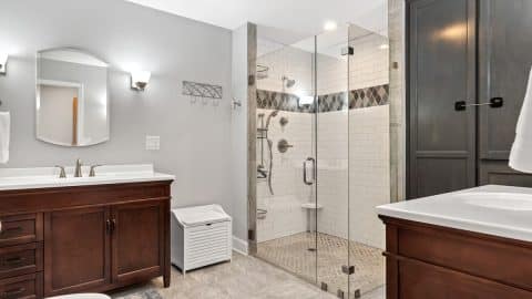 On the Rocks Full bathroom