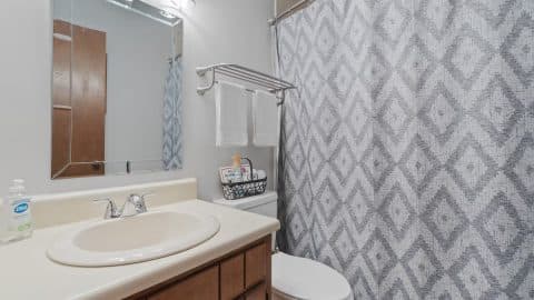 On the Rocks Full bathroom