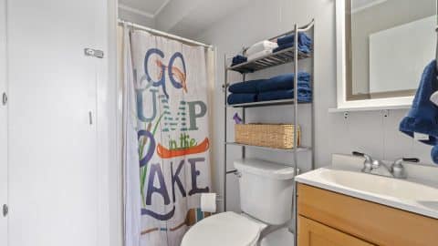 On the Rocks Full bathroom