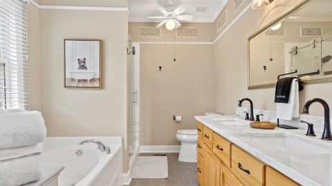 Cashel on the Lake Full bathroom