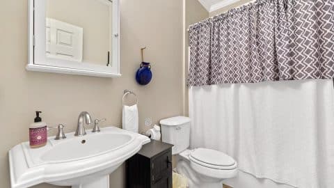 Cashel on the Lake Full bathroom