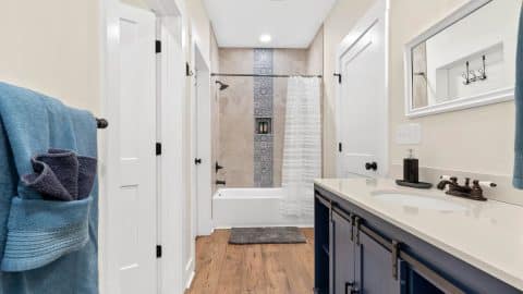 Lyon s Den Full bathroom
