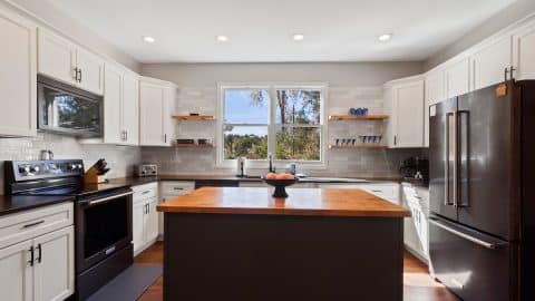 Serenity on sinclair Full kitchen