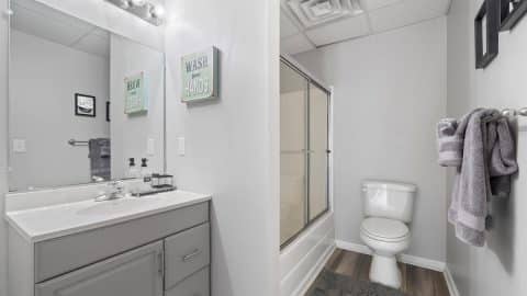 the place to be Full bathroom