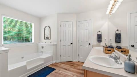 The Lake Escape Full Bathroom