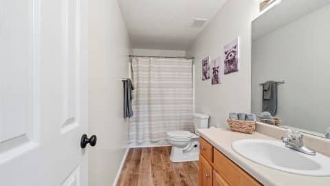 The Lake Escape Full Bathroom