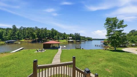 The Lodge on Lake Sinclair Backyard