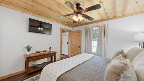 The Lodge on Lake Sinclair Bedroom