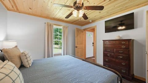 The Lodge on Lake Sinclair Bedroom