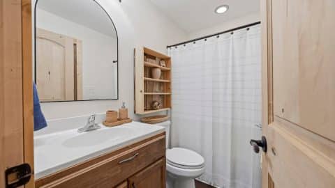The Lodge on Lake Sinclair Full bathroom
